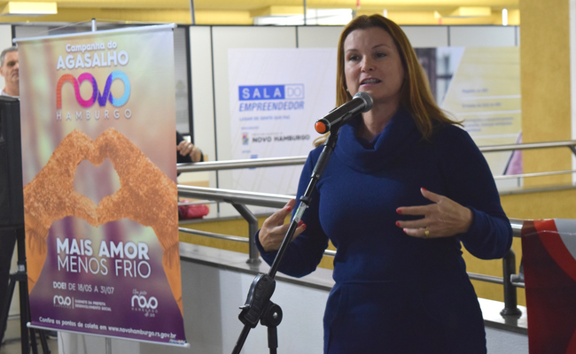 Prefeita Fátima em pé falando ao microfone