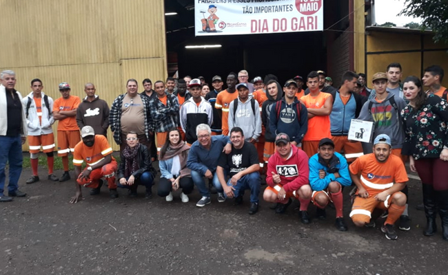 Garis sentados e em pé com o presente na mão