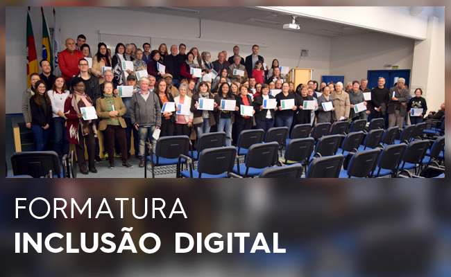 Em pé, grupo de 155 alunos segura o diploma