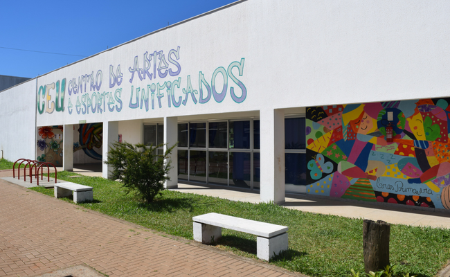 Fachada do prédio com o escrito pintado "Centro de Artes e Esportes Unificados"