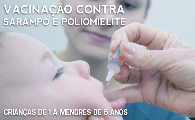Bebê recebendo gotinhas na boca de uma enfermeira