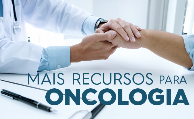 Com as mãos, uma pessoa acaricia a mão de outra pessoa. Em texto, mais recursos para a oncologia