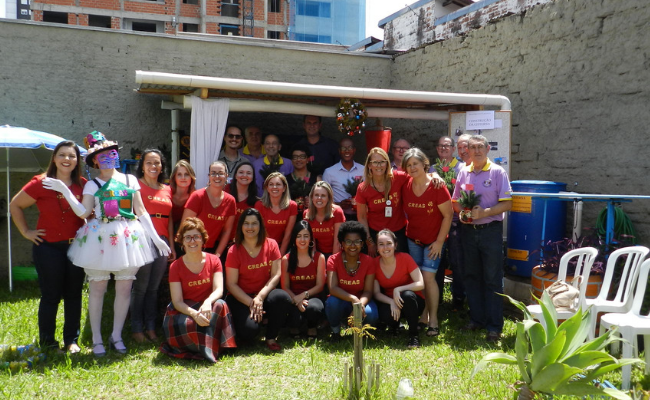 Equipe do Creas vestida com uma camiseta vermelha 