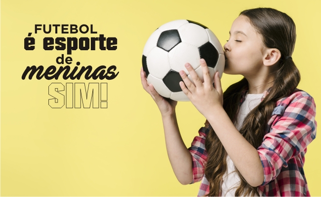 Uma menina beijando uma bola e escrito Futebol é esporte de meninas sim!