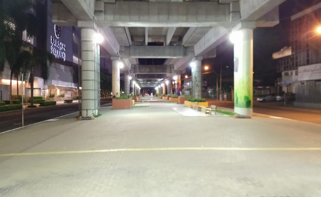 Lâmpadas iluminam uma área de concreto