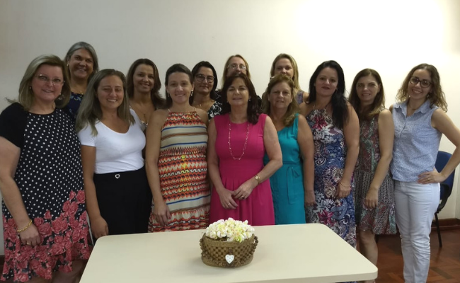 Grupo de mulheres em pé 