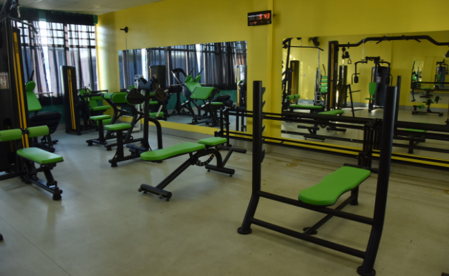Aparelhos de exercícios espalhados pela academia