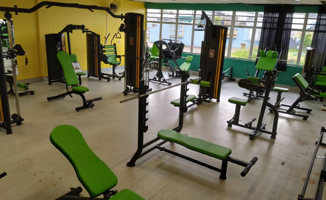 Aparelhos de exercícios espalhados pela academia
