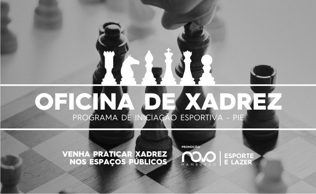 Com uma foto em preto e branco de um tabuleiro de xadrez com peças em cima e escrito em branco oficina de xadrez
