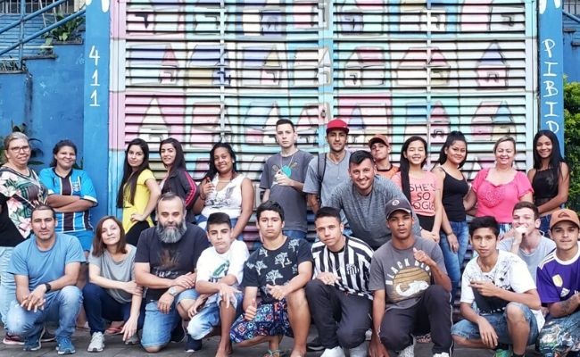 Grupo de formandos, uns em pé e outros agachados, pousando para a foto