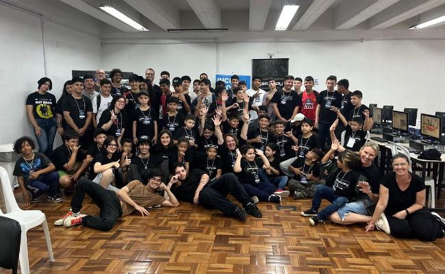 Jovens competidores confraternizaram-se ao final