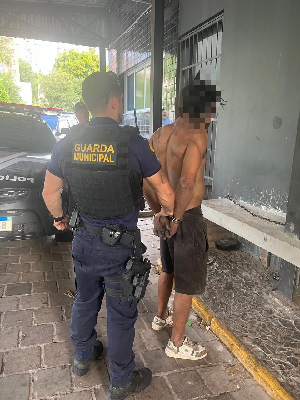 Agentes detiveram seis suspeitos, sendo dois deles com mandado de prisão.