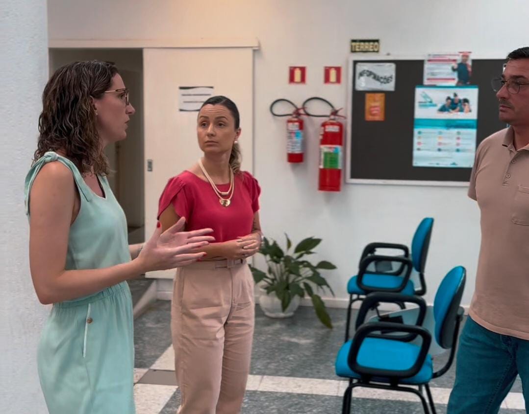Secretária Daiana Monzon e assessora conversam com gerente da Agência Municipal de Empregos de Novo Hamburgo