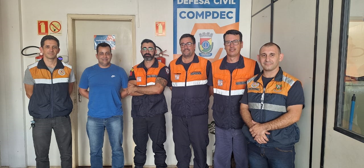 A equipe da Defesa Civil de Novo Hamburgo recebeu, nesta segunda-feira, a visita técnica de representantes da coordenadoria regional do órgão. Representando a Casa Militar do Governo do Estado, a Coordenadoria Regional de Proteção e Defesa Civil Metropolitana (CREPDEC1) apresentou planos de contingência para áreas de risco do município, além de formalizar um convite ao coordenador para um curso, em parceria com o Ministério Público, a ser realizado neste mês. O coordenador da Defesa Civil de Novo Hamburgo, 