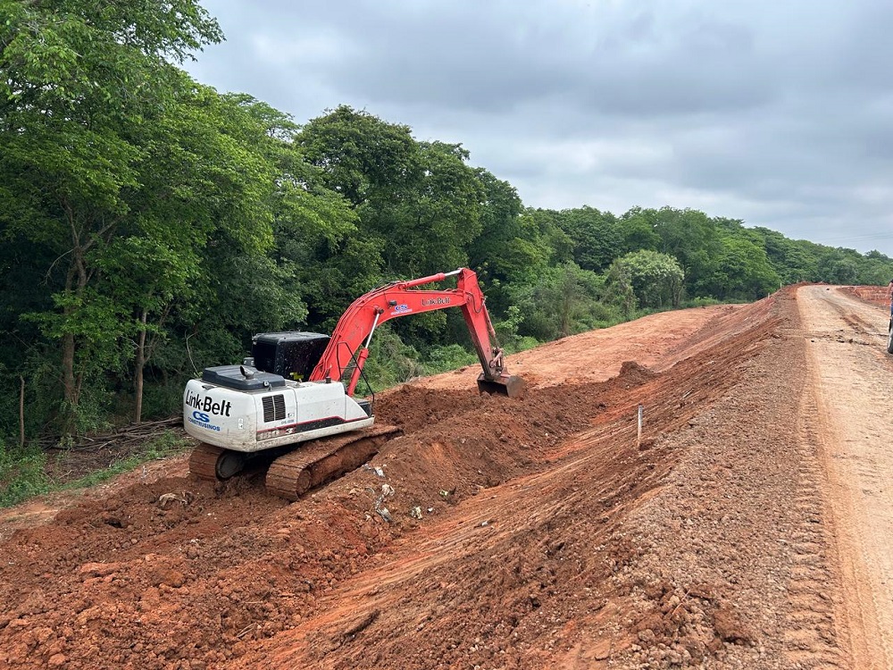 Em obras desde o começo do ano, a recuperação do dique do Rio dos Sinos, no bairro Santo Afonso, avança a cada dia. Com previsão de conclusão para abril, até o momento as equipes já concluíram 15% do cronograma. Desde a catástrofe climática de maio, a estrutura não recebia um serviço de reparo. 