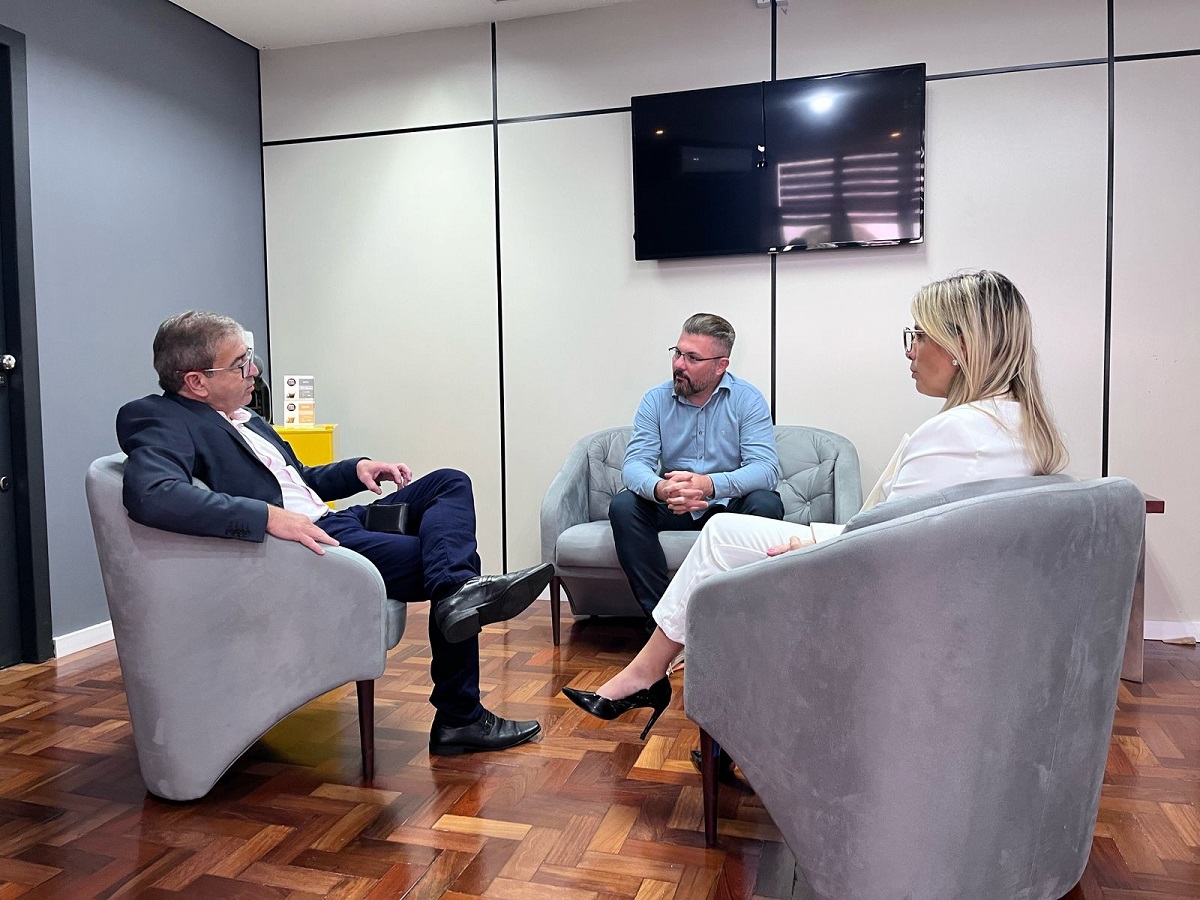 O Município tem estruturado uma articulação robusta para evitar que episódios como a enchente de maio do ano passado se repitam na cidade. Em razão disso, o prefeito Gustavo Finck e a secretária de Gestão, Governança e Desburocratização, Andrea Schneider Pascoal, receberam nesta quinta-feira (27) o diretor-presidente da Fundação Estadual de Planejamento Metropolitano e Regional (Metroplan), Francisco Hörbe.
