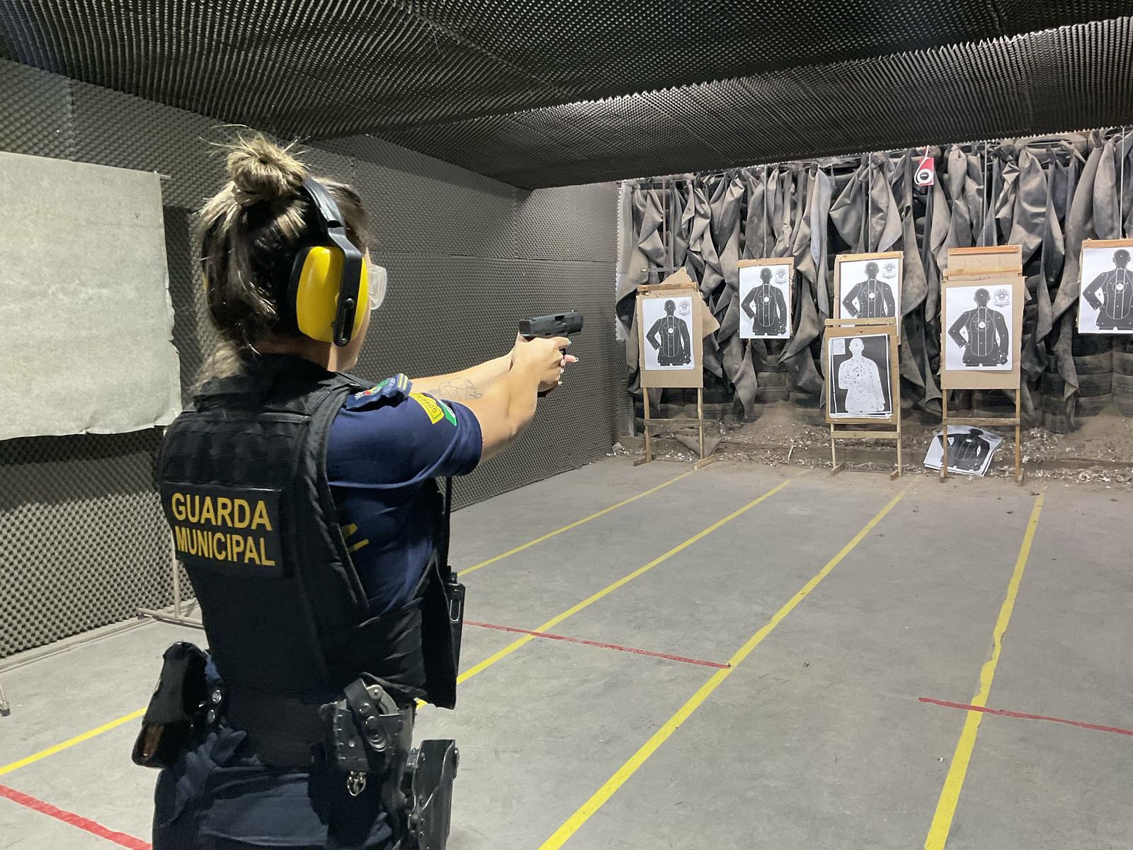Agente mulher da Guarda Municipal de Novo Hamburgo pratica em estande de tiro