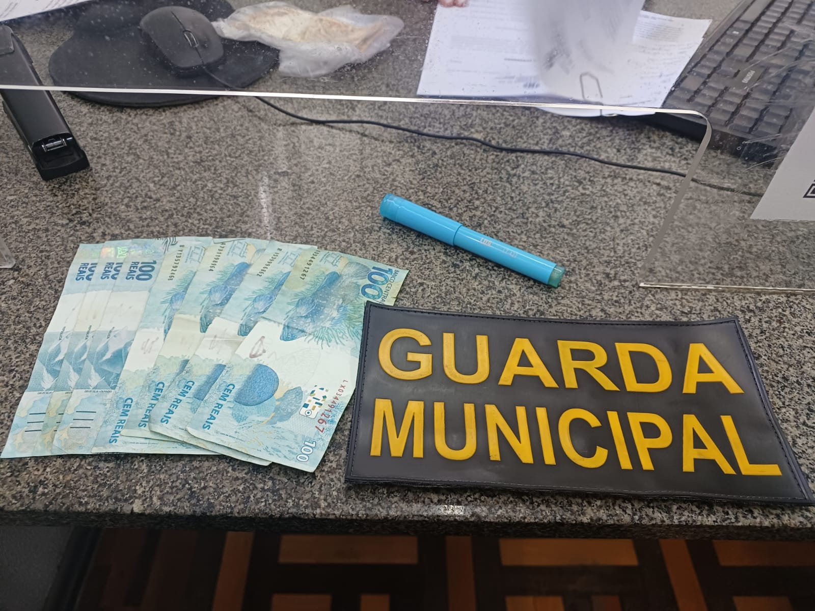 Durante a abordagem, um dos adolescentes portava três notas falsas de R$ 100
