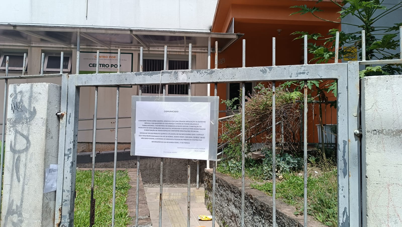 Placa informa o fechamento do Centro Pop e reabertura na segunda-feira (17)