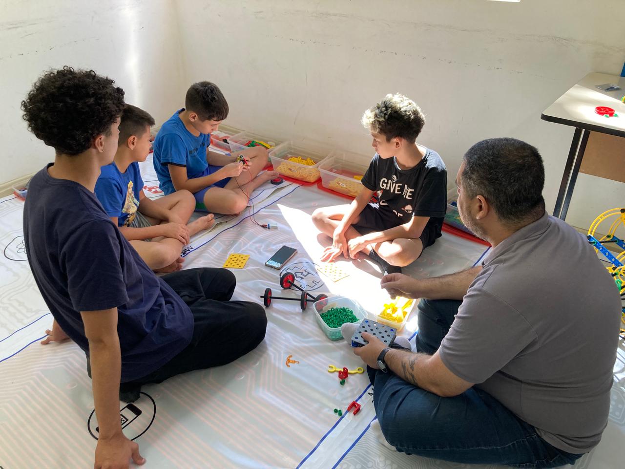 Práticas escolares, como a robótica, potencializam a aprendizagem através de pesquisa apoiada em tecnologia. 