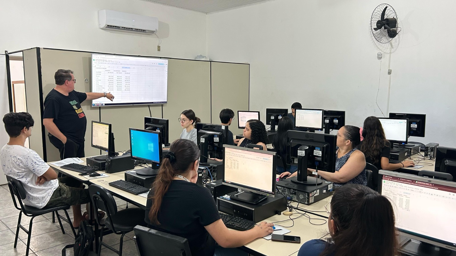 Aula do curso Informárica para o Mercado de Trabalho