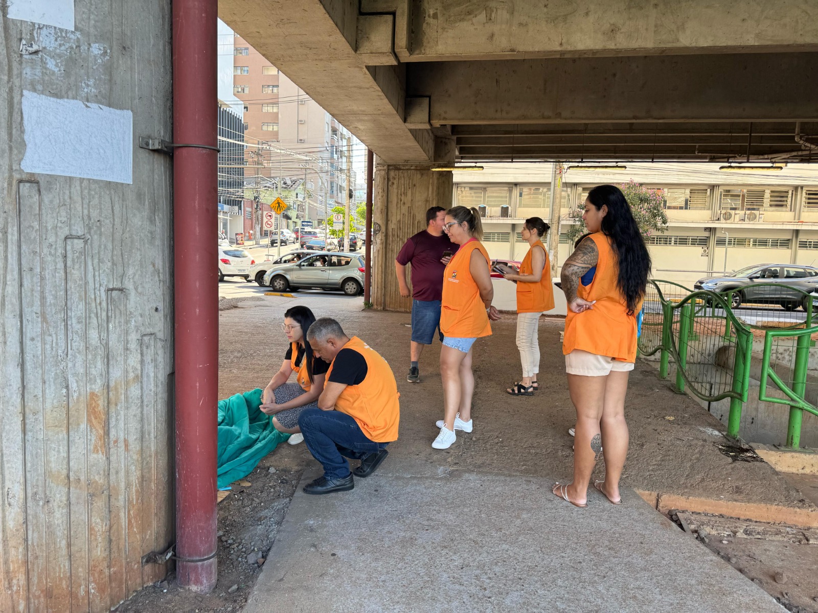 Pessoas em situação de rua foram abordadas nesta segunda-feira (31) nas estações do Trensurb