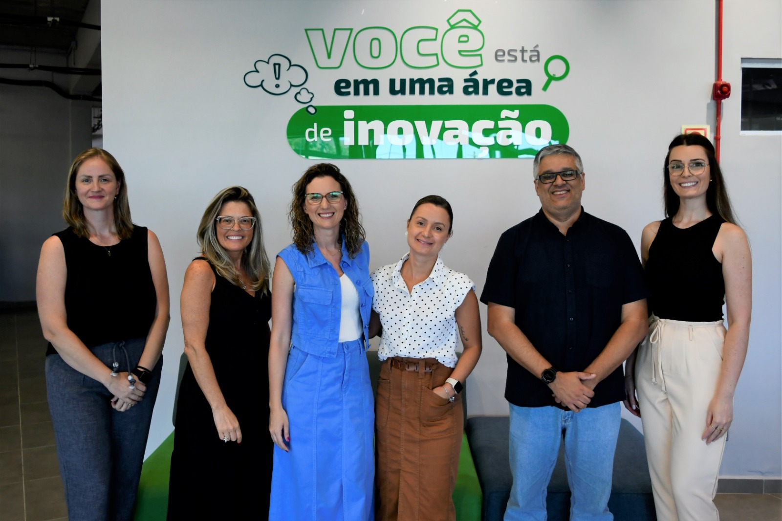 pessoas lado a lado
