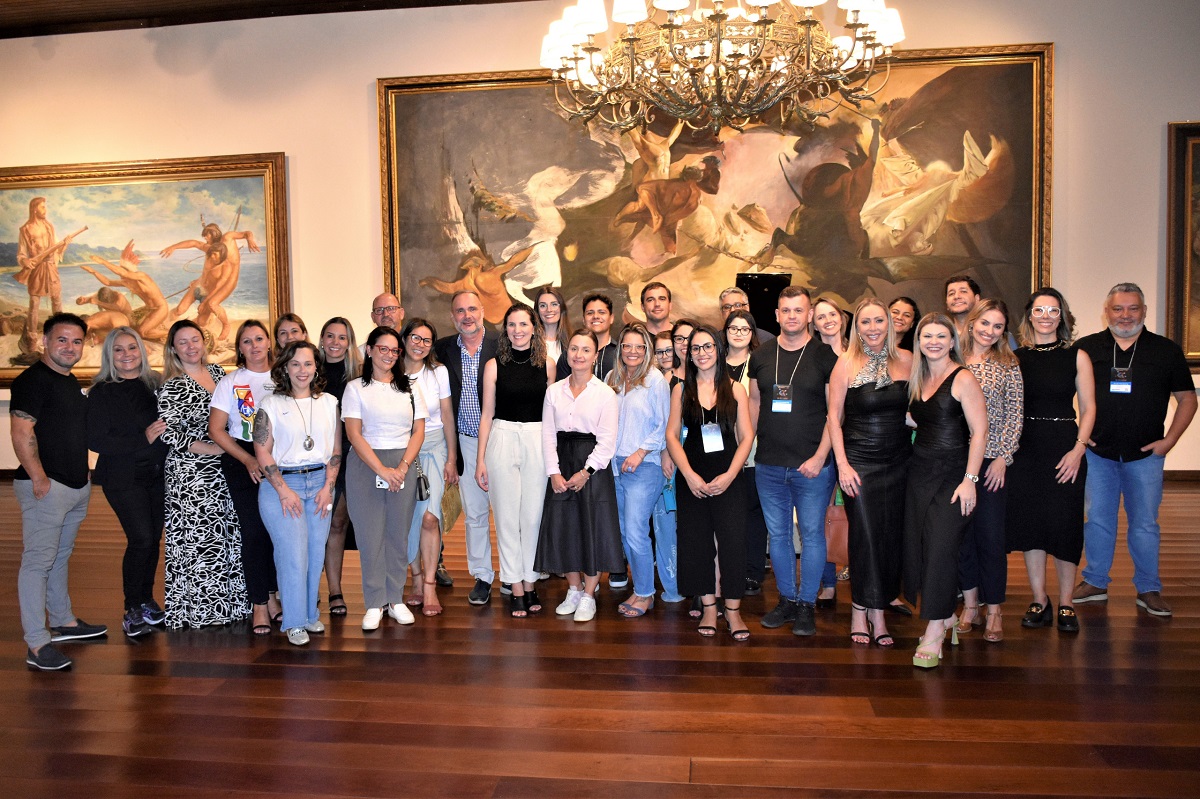 A Prefeitura de Novo Hamburgo proporcionou uma experiência cultural única para 30 participantes da FIMEC 2025: o evento exclusivo “Uma Noite no Museu”. Os visitantes tiveram na noite de ontem (19) a oportunidade de explorar três museus que integram o roteiro turístico Caminhos de Hamburgo Velho. A iniciativa buscou não apenas fortalecer o turismo local, mas também conectar cultura e negócios, além de valorizar o rico patrimônio histórico da cidade.