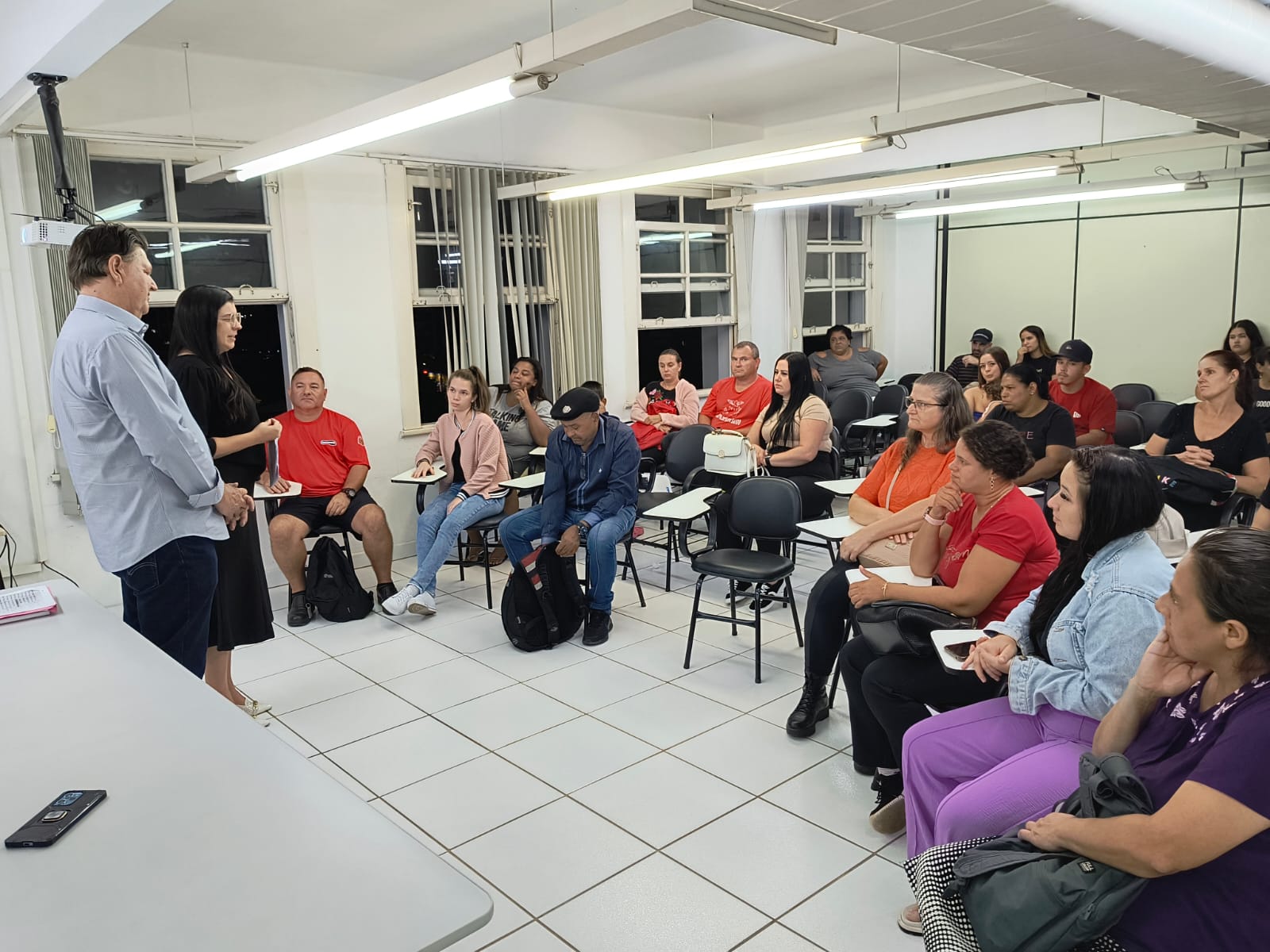 Reunião da Secretaria Desenvolvimento Social e Habitação com 24 famílias reabilitadas no Programa Compra Assistida