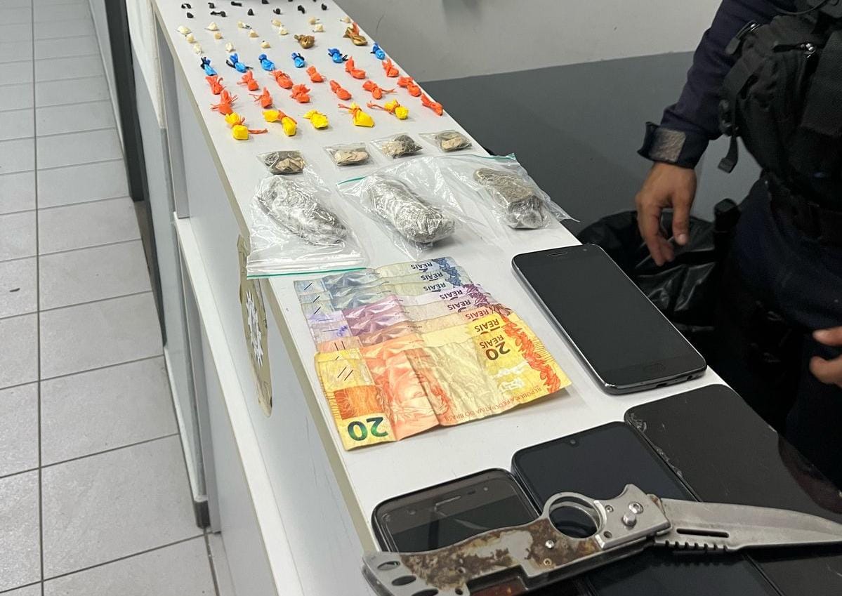 Drogas apreendidas na bolsa do homem encaminhado à delegacia