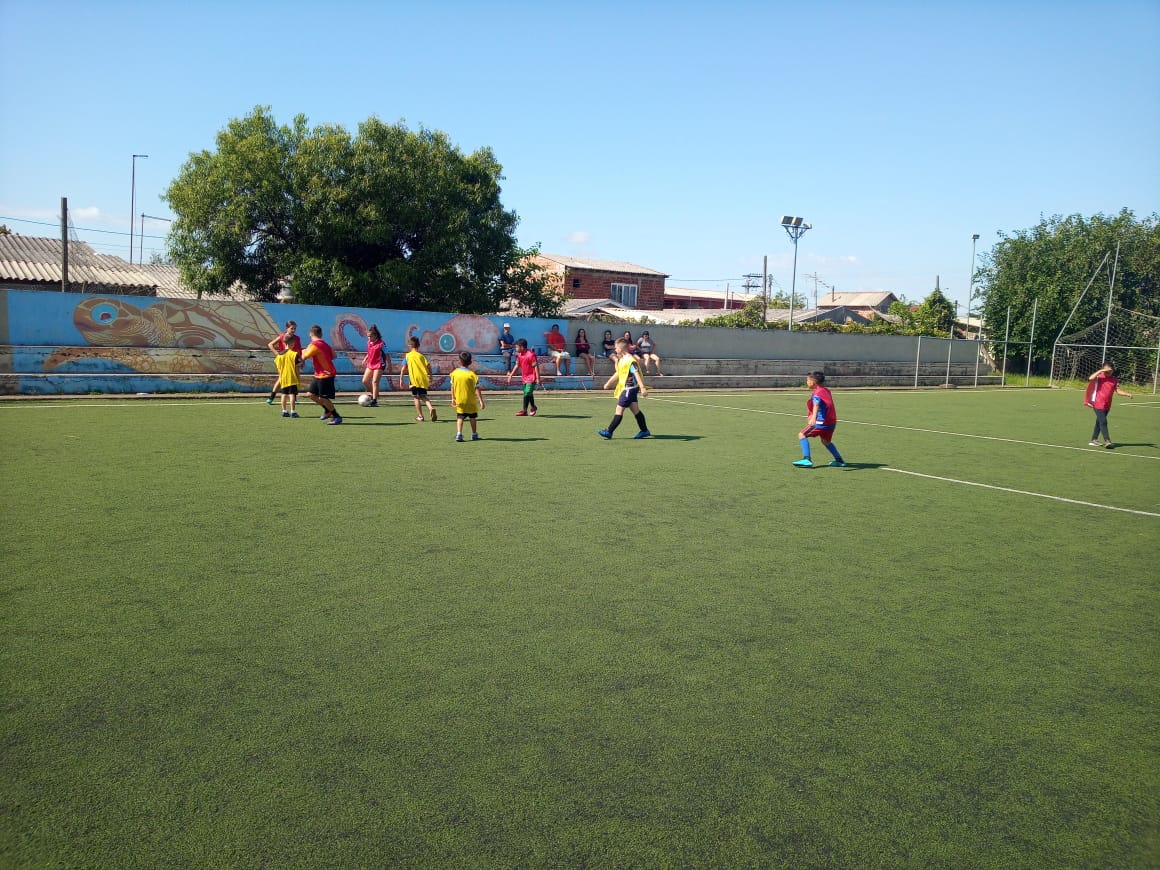 Escolinha de Futebol da Praça da Juventude oferece treinos para crianças e adolescentes