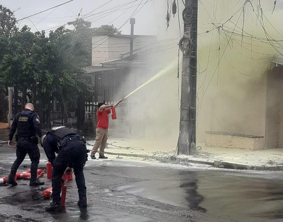 Agentes e bombeiros civil usaram extintores no combate às chamas