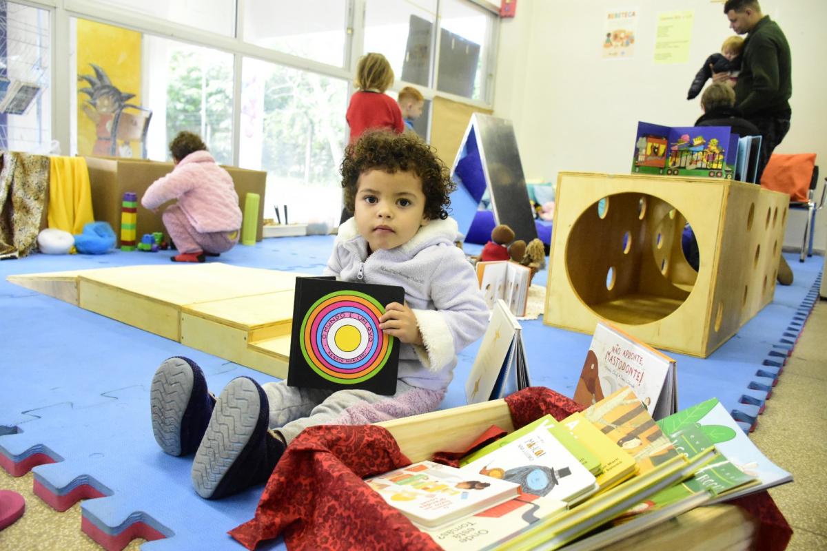 Espaço é voltado a bebês e cuidadores, com foco em leitura, afeto e desenvolvimento na primeira infância