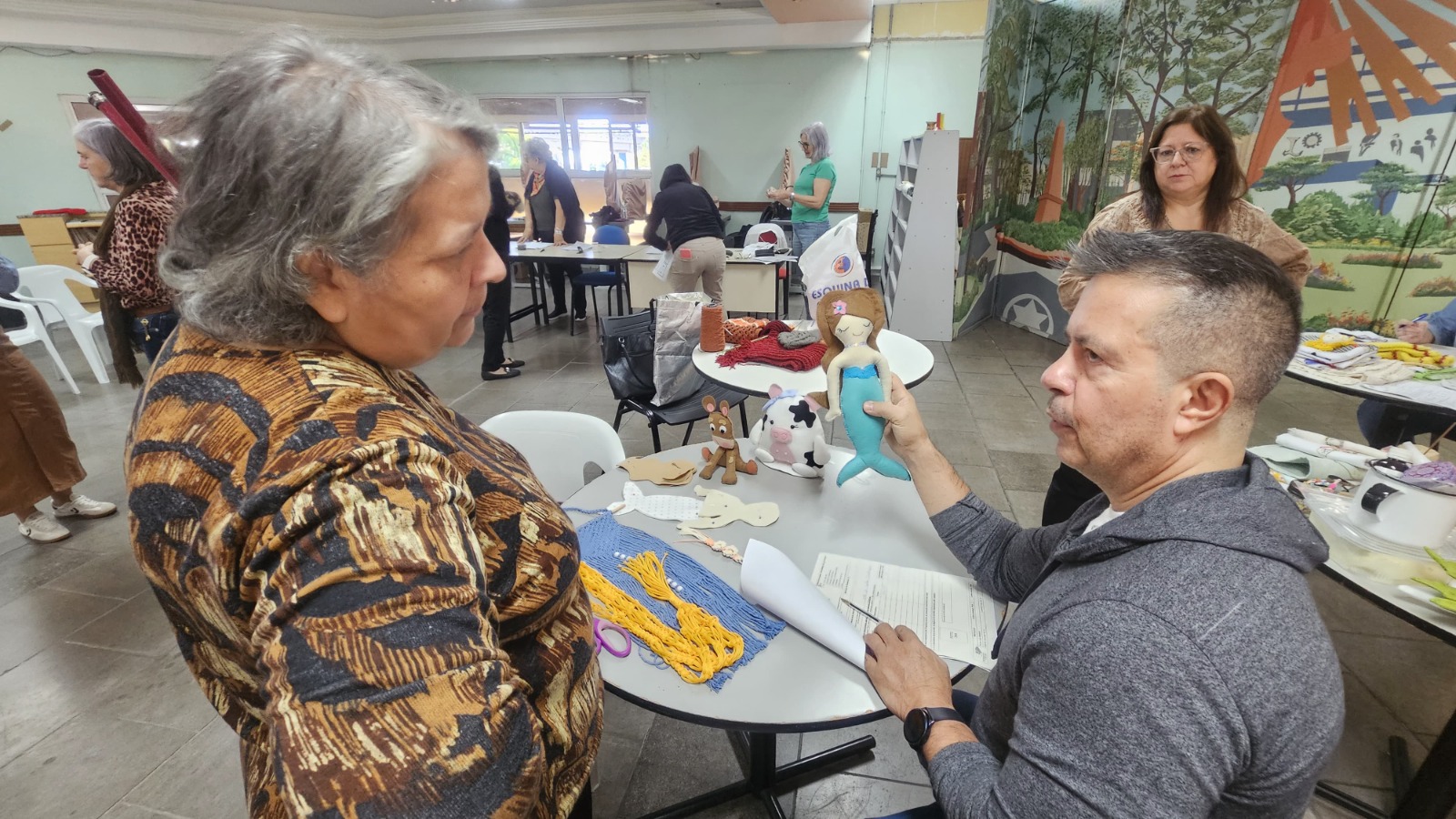 Técnico do FGTAS/Sine realizou avaliação dos trabalhos das artesãs