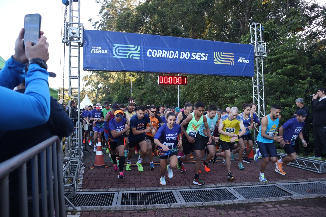 Centenas de corredores se reuniram na manhã fria do Dia do Trabalhador