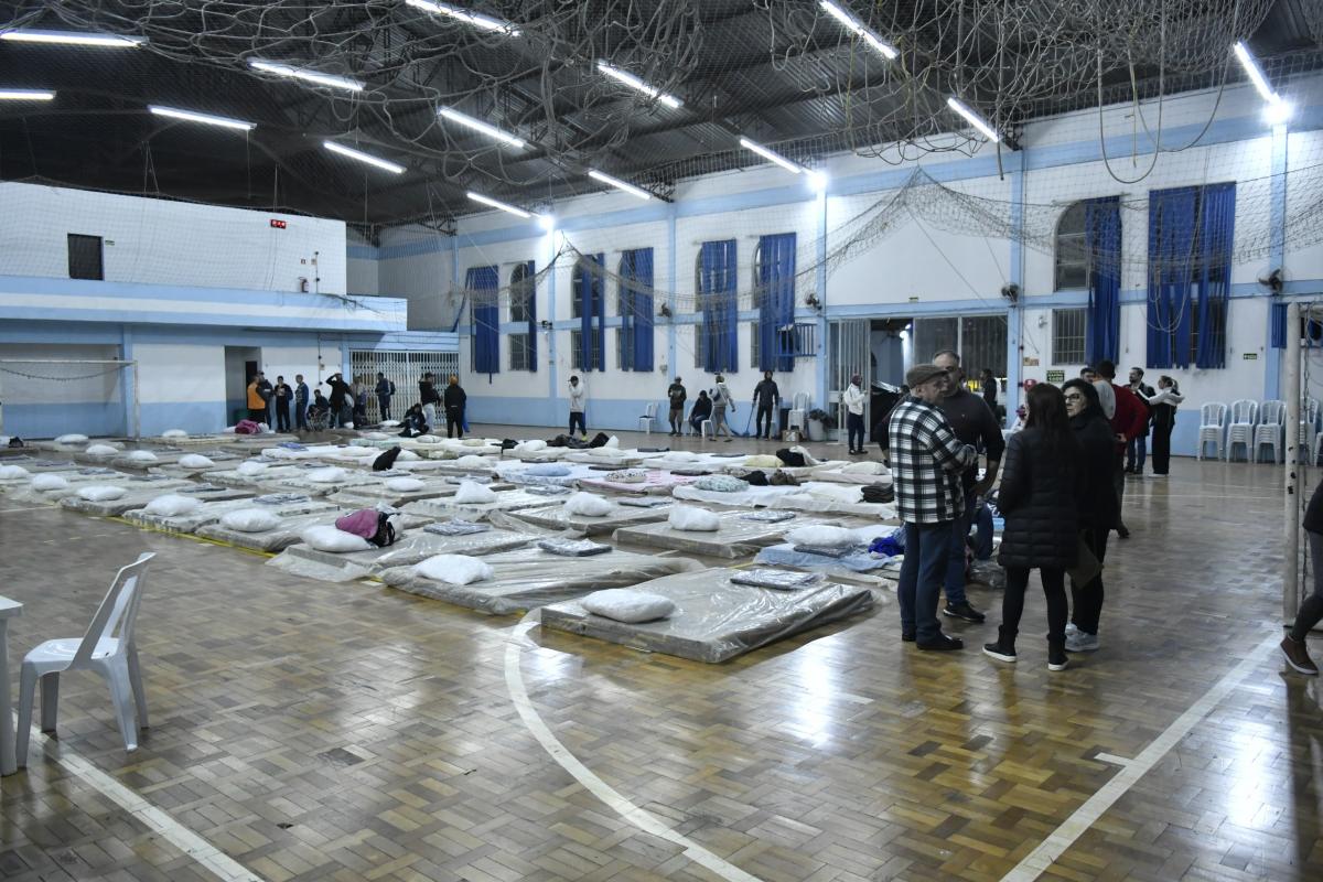 37 pessoas passaram a noite no ginásio