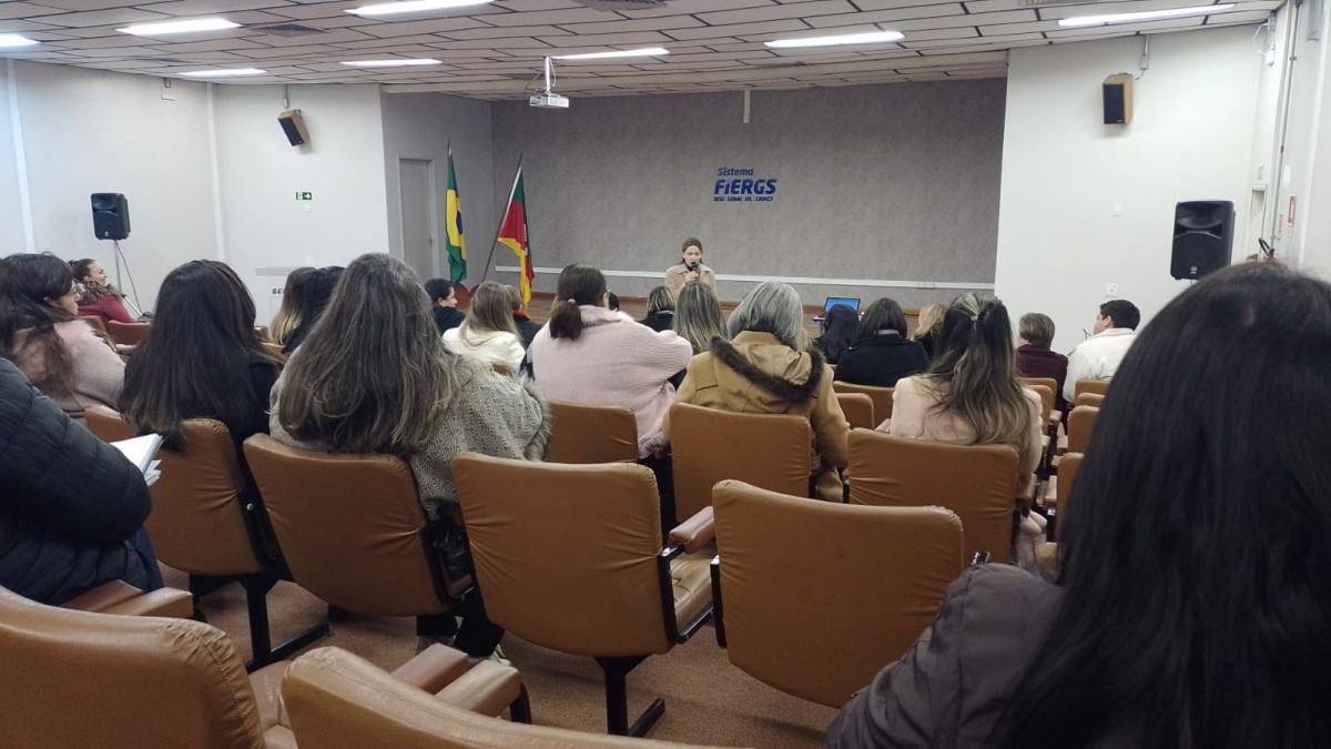 Equipe técnica e representantes locais discutem diretrizes para atualização do Plano Municipal de Educação