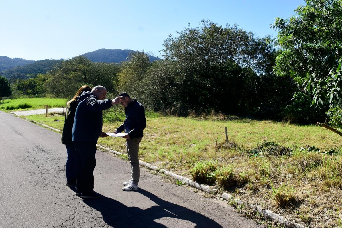 Equipe da Secretaria Estadual de Habitação vistoria área no bairro Canudos onde serão erguidas novas moradias pelo programa “A Casa é Sua – Calamidade 2”