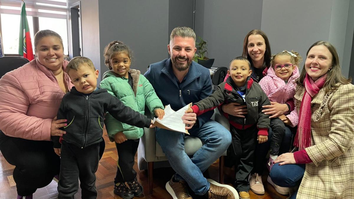 Alunos da EMEI Branca de Neve visitam prefeito Gustavo Finck