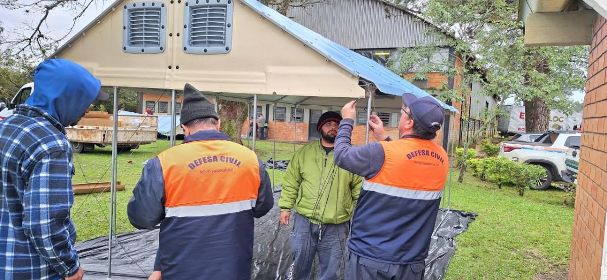 Defesa Civil de Novo Hamburgo auxilia na montagem de estruturas temporárias em Eldorado do Sul