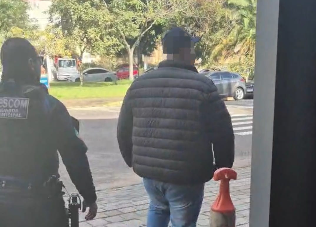 Homem foi conduzido pelo GESCOM até a delegacia