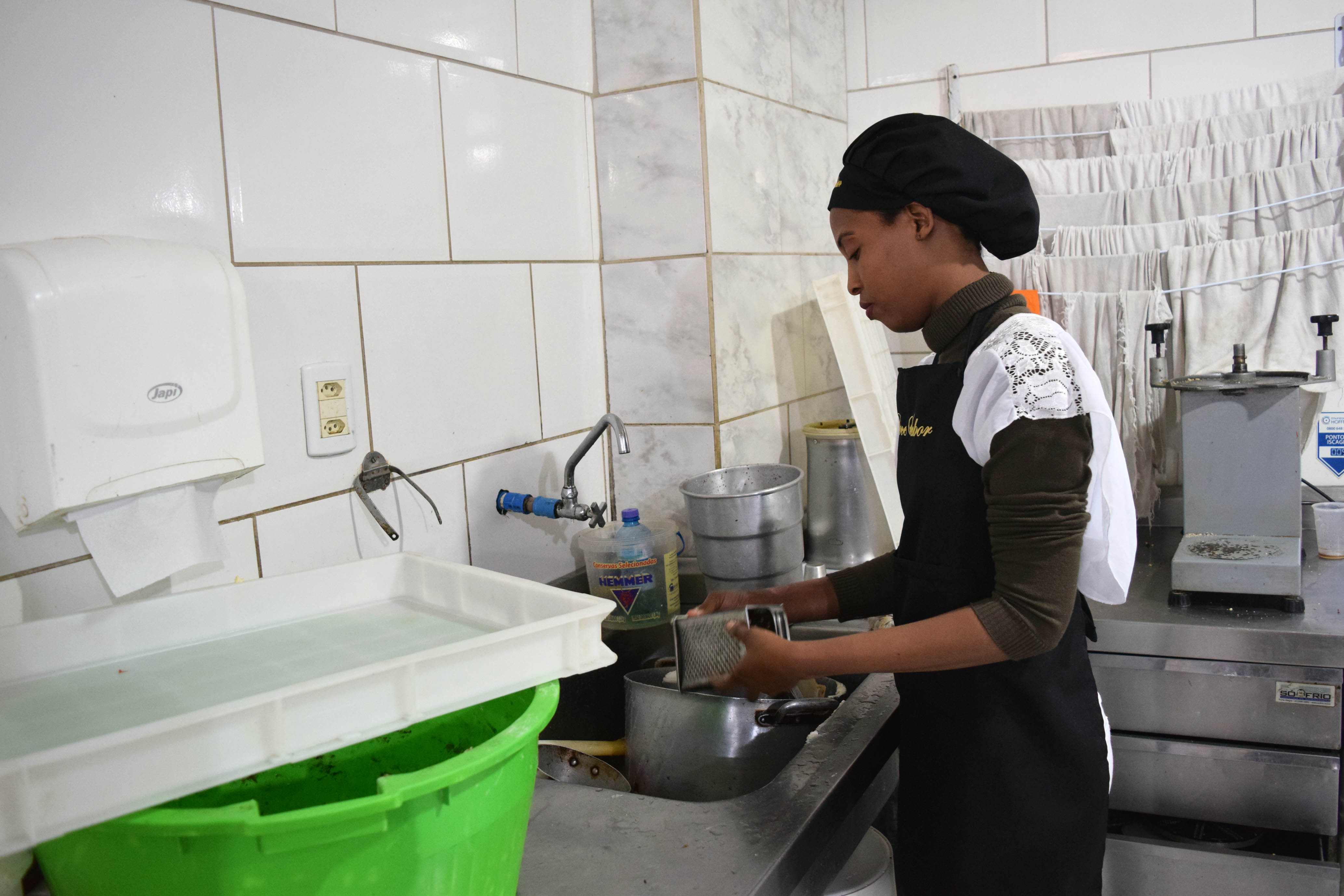 Uma haitiana lavando louça