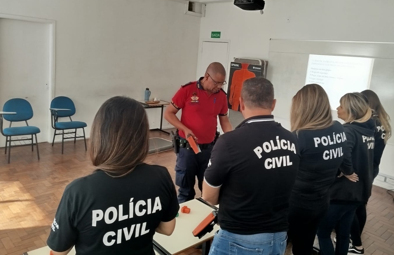 Diretor Edinei ministra curso de arma não letal para Polícia Civil Crédito: Divulgação / GMNH
