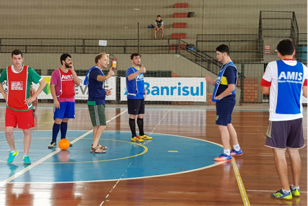 Equipe O Jogo Da Bola Do Futebol Ou Do Futebol Com Pés