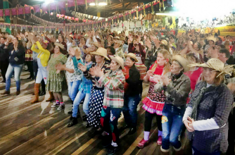 Grupo de idosos dançando
