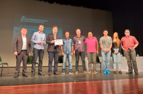 Em um palco, com oito pessoas em pé