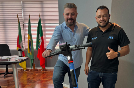 Prefeito Gustavo Finck e um representante da empresa Jet lado a lado