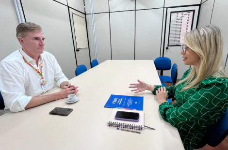 Secretária Andrea Schneider Pascoal à mesa com o secretário executivo Diogo Leuck