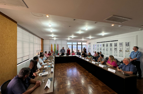 Prefeitura apresenta projetos de sessão extraordinária a vereadores. Encontro contou com a presença dos 14 parlamentares do Município.