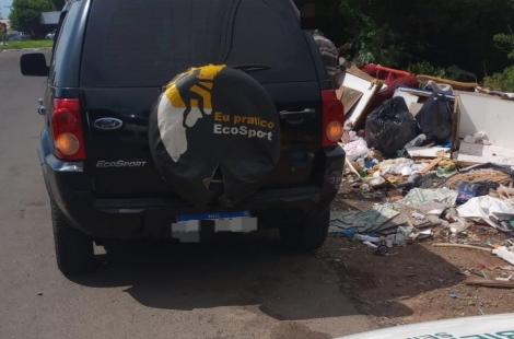 Veículo do infrator ao lado de um descarte irregular de lixo, colocado junto à Avenida da Integração Leopoldo Petry